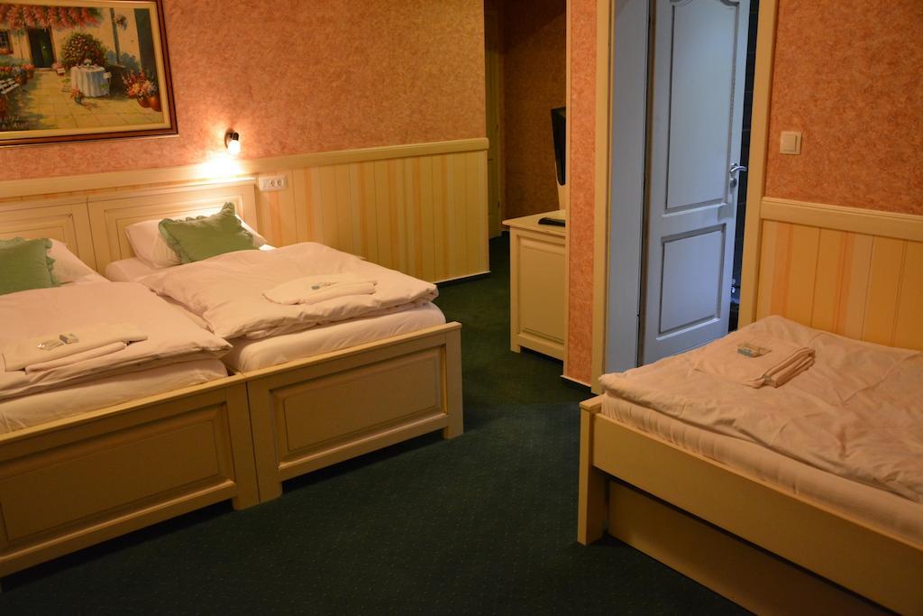 يوبوسكي Motel Most الغرفة الصورة