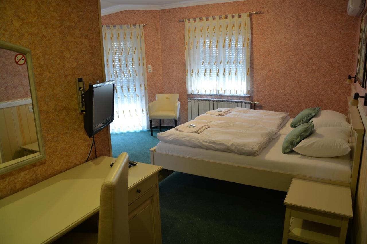 يوبوسكي Motel Most الغرفة الصورة